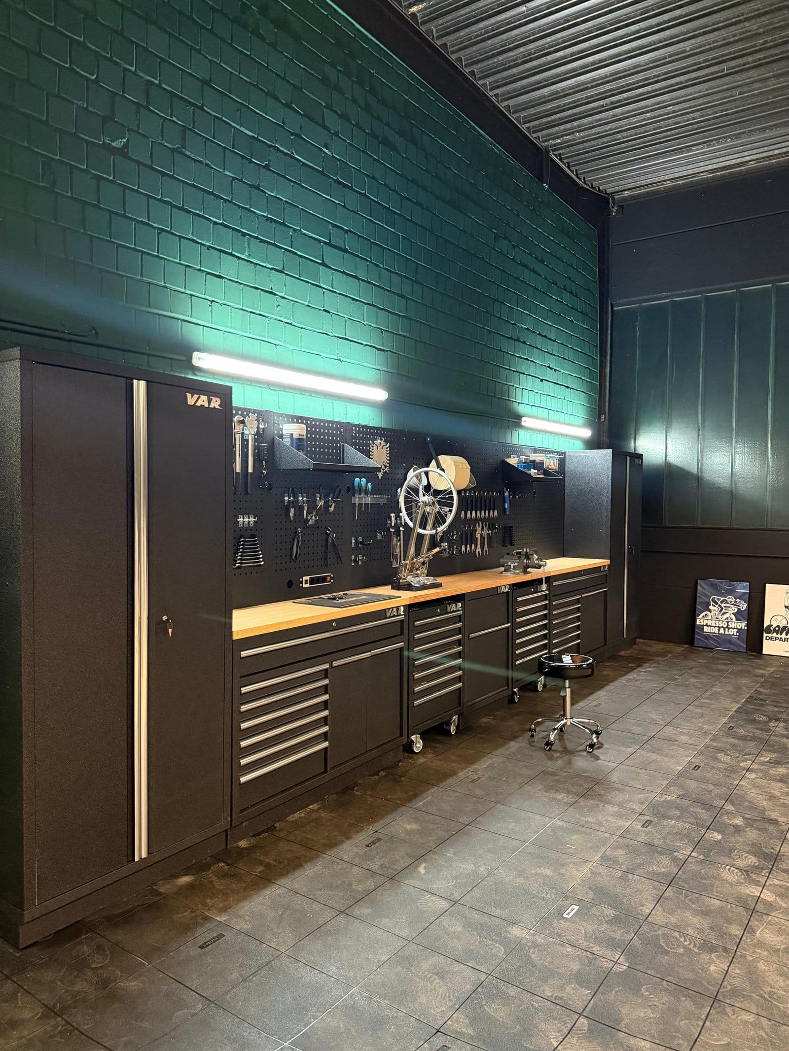 Meisterwerkstatt von Tali's Bike Shop mit VAR-Werkbänken